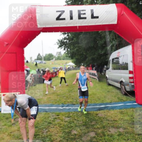 21.06.2025 - 27. Vierlanden-Triathlon MichiJ http://msf.ph/oto/8048781 15.06.2026 14:21:39 Ziel 1238, 1291 meine-sportfotos.de