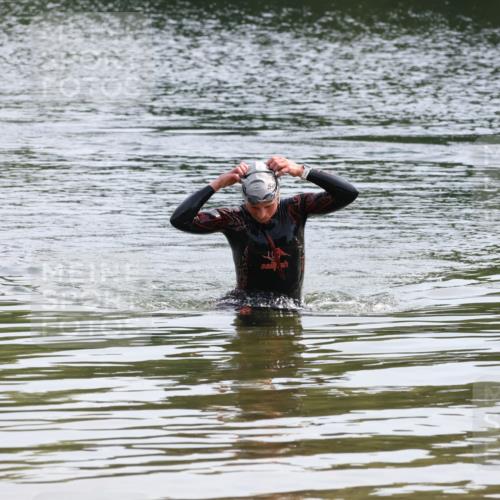 15.06.2025 - 27. Vierlanden-Triathlon Lena Gebhardt http://msf.ph/oto/8048782 15.06.2025 09:08:24 Schwimmen  meine-sportfotos.de