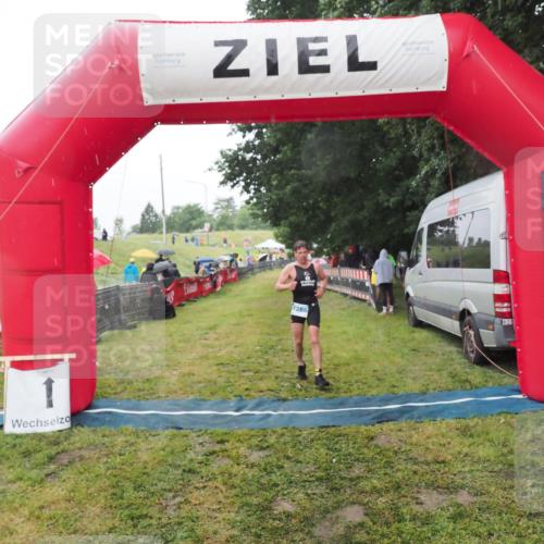 21.06.2025 - 27. Vierlanden-Triathlon MichiJ http://msf.ph/oto/8048792 15.06.2026 14:21:53 Ziel 1251, 1266 meine-sportfotos.de