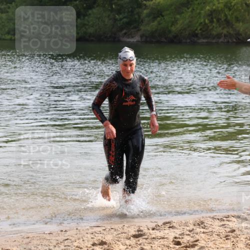 15.06.2025 - 27. Vierlanden-Triathlon Lena Gebhardt http://msf.ph/oto/8048805 15.06.2025 09:08:32 Schwimmen 226 meine-sportfotos.de