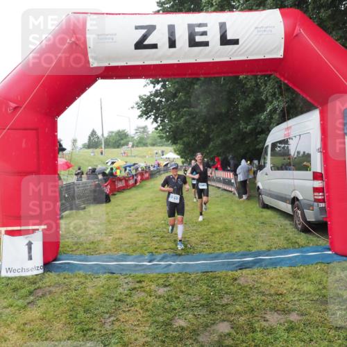 21.06.2025 - 27. Vierlanden-Triathlon MichiJ http://msf.ph/oto/8048815 15.06.2026 14:22:06 Ziel 1215, 1263, 1315 meine-sportfotos.de