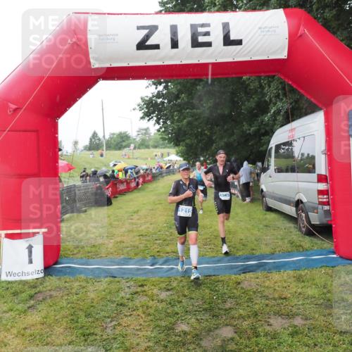 21.06.2025 - 27. Vierlanden-Triathlon MichiJ http://msf.ph/oto/8048826 15.06.2026 14:22:06 Ziel 1215, 1263, 1315 meine-sportfotos.de