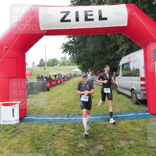 21.06.2025 - 27. Vierlanden-Triathlon MichiJ http://msf.ph/oto/8048832 15.06.2026 14:22:07 Ziel 1215, 1263, 1315 meine-sportfotos.de