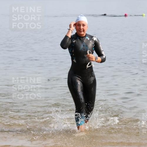 15.06.2025 - 27. Vierlanden-Triathlon Lena Gebhardt http://msf.ph/oto/8048845 15.06.2025 09:08:58 Schwimmen 199, 204 meine-sportfotos.de