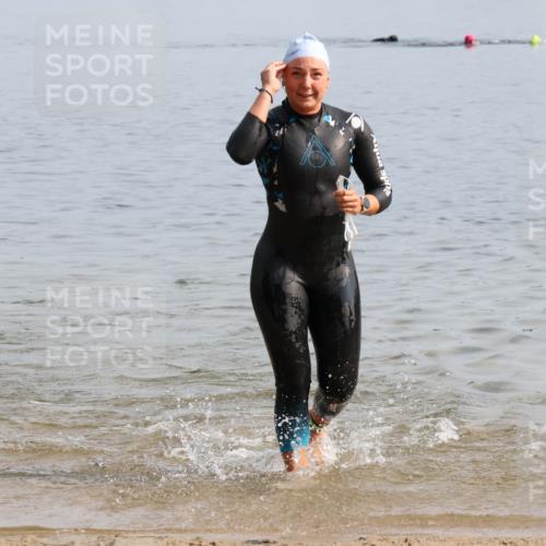 15.06.2025 - 27. Vierlanden-Triathlon Lena Gebhardt http://msf.ph/oto/8048846 15.06.2025 09:08:58 Schwimmen 199, 204 meine-sportfotos.de