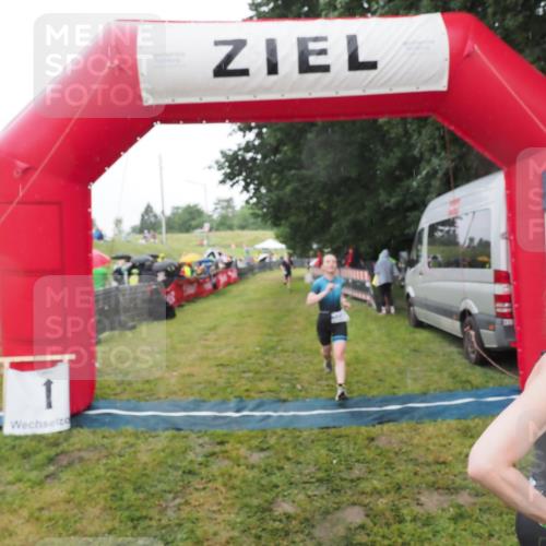 21.06.2025 - 27. Vierlanden-Triathlon MichiJ http://msf.ph/oto/8048892 15.06.2026 14:22:19 Ziel 1201, 1226 meine-sportfotos.de