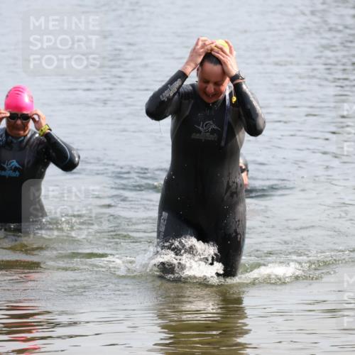 15.06.2025 - 27. Vierlanden-Triathlon Lena Gebhardt http://msf.ph/oto/8048908 15.06.2025 09:10:11 Schwimmen 213 meine-sportfotos.de
