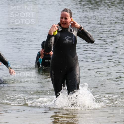 15.06.2025 - 27. Vierlanden-Triathlon Lena Gebhardt http://msf.ph/oto/8048914 15.06.2025 09:10:13 Schwimmen 213 meine-sportfotos.de