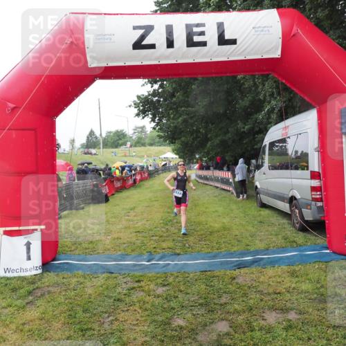 21.06.2025 - 27. Vierlanden-Triathlon MichiJ http://msf.ph/oto/8048928 15.06.2026 14:22:30 Ziel 1177, 1259 meine-sportfotos.de