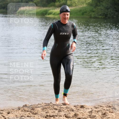 15.06.2025 - 27. Vierlanden-Triathlon Lena Gebhardt http://msf.ph/oto/8048949 15.06.2025 09:10:23 Schwimmen 213, 218, 250 meine-sportfotos.de