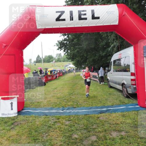 21.06.2025 - 27. Vierlanden-Triathlon MichiJ http://msf.ph/oto/8048950 15.06.2026 14:22:40 Ziel 894 meine-sportfotos.de