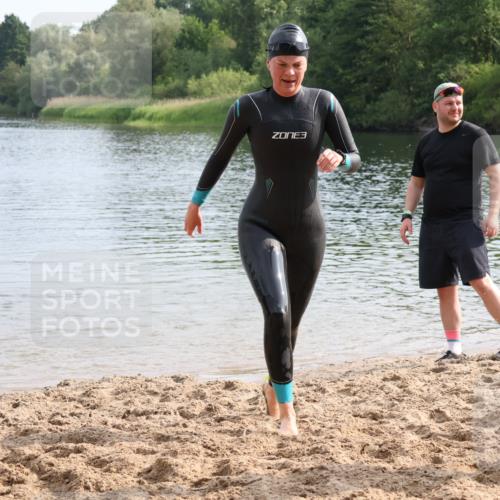 15.06.2025 - 27. Vierlanden-Triathlon Lena Gebhardt http://msf.ph/oto/8048953 15.06.2025 09:10:24 Schwimmen 213, 218, 250 meine-sportfotos.de