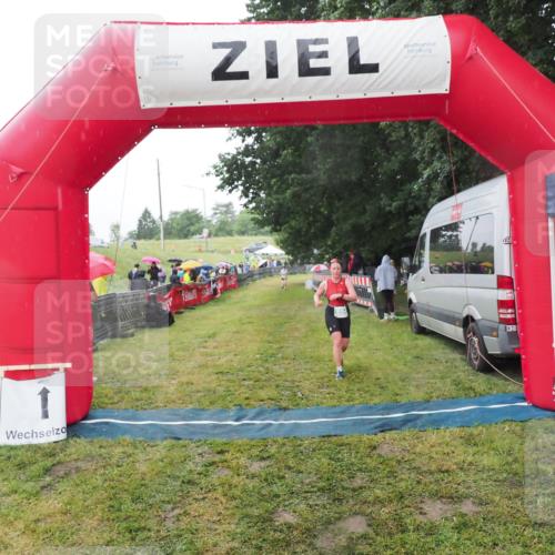 21.06.2025 - 27. Vierlanden-Triathlon MichiJ http://msf.ph/oto/8048954 15.06.2026 14:22:40 Ziel 894 meine-sportfotos.de