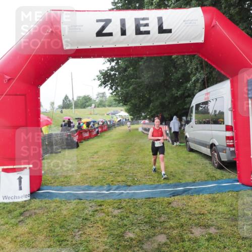 21.06.2025 - 27. Vierlanden-Triathlon MichiJ http://msf.ph/oto/8048960 15.06.2026 14:22:41 Ziel 894 meine-sportfotos.de