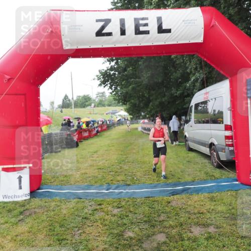 21.06.2025 - 27. Vierlanden-Triathlon MichiJ http://msf.ph/oto/8048962 15.06.2026 14:22:41 Ziel 894 meine-sportfotos.de