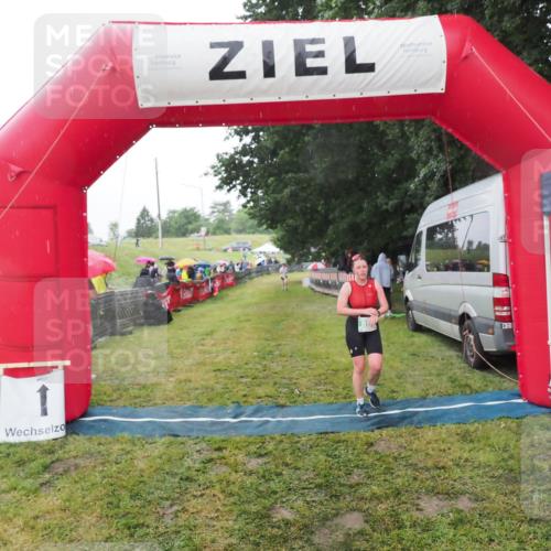 21.06.2025 - 27. Vierlanden-Triathlon MichiJ http://msf.ph/oto/8048973 15.06.2026 14:22:41 Ziel 894 meine-sportfotos.de