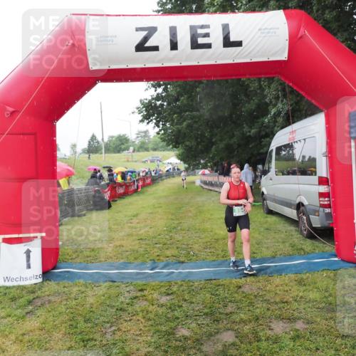 21.06.2025 - 27. Vierlanden-Triathlon MichiJ http://msf.ph/oto/8048976 15.06.2026 14:22:41 Ziel 894 meine-sportfotos.de