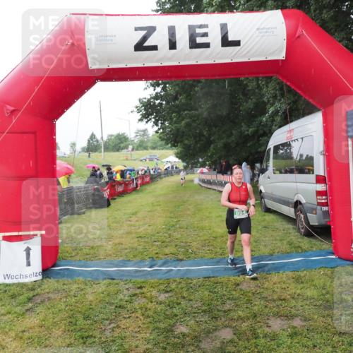 21.06.2025 - 27. Vierlanden-Triathlon MichiJ http://msf.ph/oto/8048978 15.06.2026 14:22:42 Ziel 894 meine-sportfotos.de