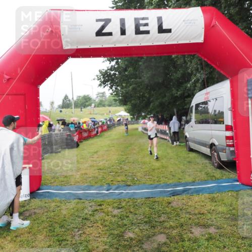 21.06.2025 - 27. Vierlanden-Triathlon MichiJ http://msf.ph/oto/8048985 15.06.2026 14:22:48 Ziel 886, 894 meine-sportfotos.de