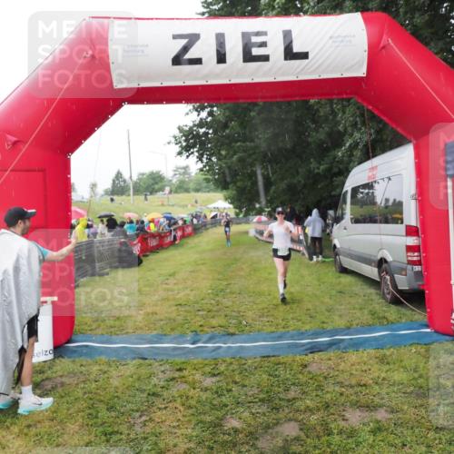 21.06.2025 - 27. Vierlanden-Triathlon MichiJ http://msf.ph/oto/8048991 15.06.2026 14:22:48 Ziel 886, 894 meine-sportfotos.de