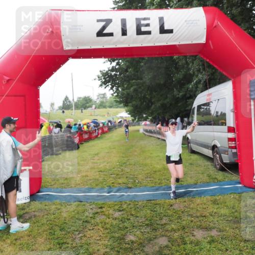 21.06.2025 - 27. Vierlanden-Triathlon MichiJ http://msf.ph/oto/8049007 15.06.2026 14:22:49 Ziel 886, 1317 meine-sportfotos.de