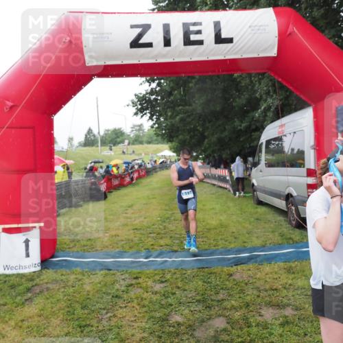 21.06.2025 - 27. Vierlanden-Triathlon MichiJ http://msf.ph/oto/8049029 15.06.2026 14:22:53 Ziel 886, 1317 meine-sportfotos.de