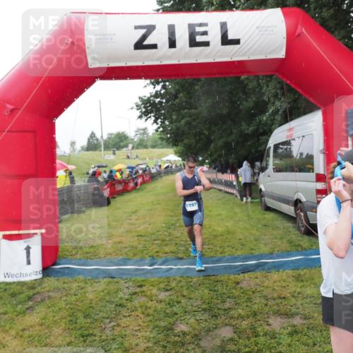 21.06.2025 - 27. Vierlanden-Triathlon MichiJ http://msf.ph/oto/8049031 15.06.2026 14:22:53 Ziel 886, 1317 meine-sportfotos.de