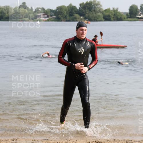 15.06.2025 - 27. Vierlanden-Triathlon Lena Gebhardt http://msf.ph/oto/8049064 15.06.2025 09:13:30 Schwimmen 237 meine-sportfotos.de