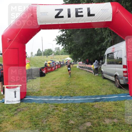 21.06.2025 - 27. Vierlanden-Triathlon MichiJ http://msf.ph/oto/8049070 15.06.2026 14:23:06 Ziel 1202, 1270 meine-sportfotos.de
