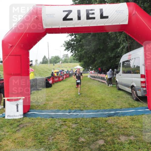 21.06.2025 - 27. Vierlanden-Triathlon MichiJ http://msf.ph/oto/8049087 15.06.2026 14:23:07 Ziel 1202, 1270 meine-sportfotos.de