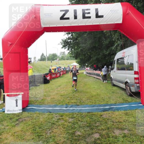 21.06.2025 - 27. Vierlanden-Triathlon MichiJ http://msf.ph/oto/8049090 15.06.2026 14:23:07 Ziel 1202, 1270 meine-sportfotos.de