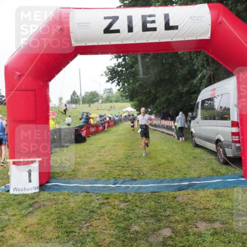 21.06.2025 - 27. Vierlanden-Triathlon MichiJ http://msf.ph/oto/8049092 15.06.2026 14:23:15 Ziel 1270, 1275 meine-sportfotos.de