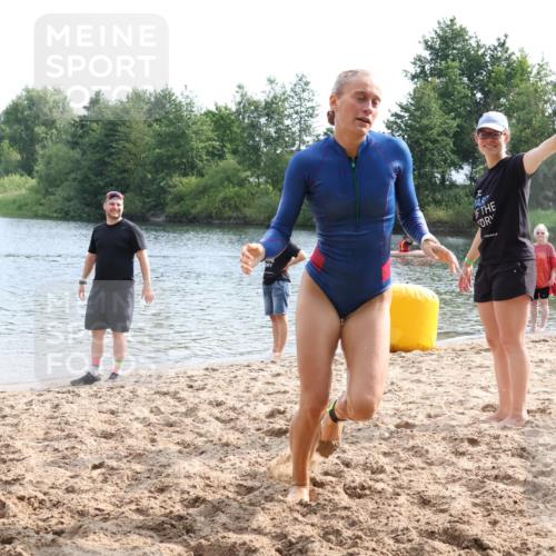 15.06.2025 - 27. Vierlanden-Triathlon Lena Gebhardt http://msf.ph/oto/8049103 15.06.2025 09:13:48 Schwimmen 203, 228 meine-sportfotos.de