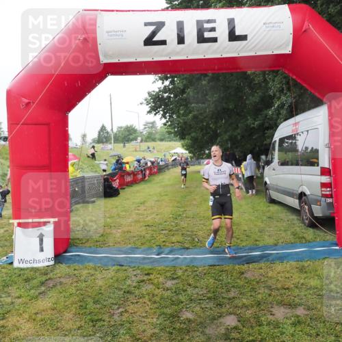 21.06.2025 - 27. Vierlanden-Triathlon MichiJ http://msf.ph/oto/8049110 15.06.2026 14:23:16 Ziel 1270, 1273, 1275 meine-sportfotos.de