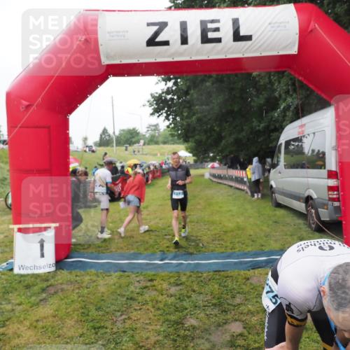 21.06.2025 - 27. Vierlanden-Triathlon MichiJ http://msf.ph/oto/8049120 15.06.2026 14:23:20 Ziel 1273, 1275 meine-sportfotos.de