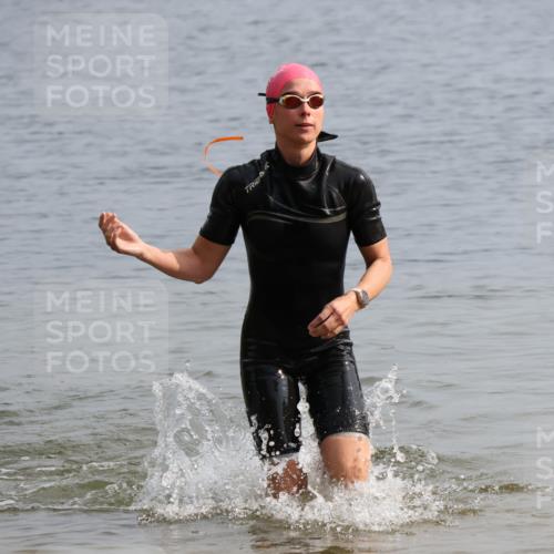 15.06.2025 - 27. Vierlanden-Triathlon Lena Gebhardt http://msf.ph/oto/8049127 15.06.2025 09:13:56 Schwimmen 198, 203, 228 meine-sportfotos.de