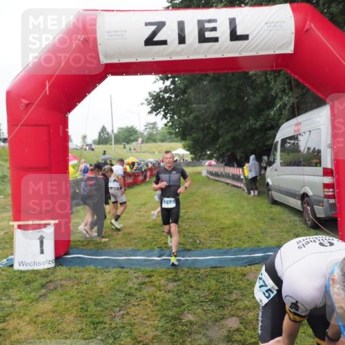 21.06.2025 - 27. Vierlanden-Triathlon MichiJ http://msf.ph/oto/8049128 15.06.2026 14:23:20 Ziel 1273, 1275 meine-sportfotos.de