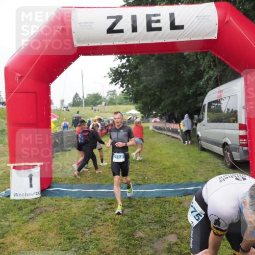 21.06.2025 - 27. Vierlanden-Triathlon MichiJ http://msf.ph/oto/8049135 15.06.2026 14:23:20 Ziel 1273, 1275 meine-sportfotos.de