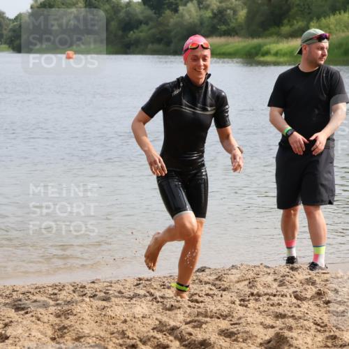 15.06.2025 - 27. Vierlanden-Triathlon Lena Gebhardt http://msf.ph/oto/8049143 15.06.2025 09:14:00 Schwimmen 198, 228 meine-sportfotos.de