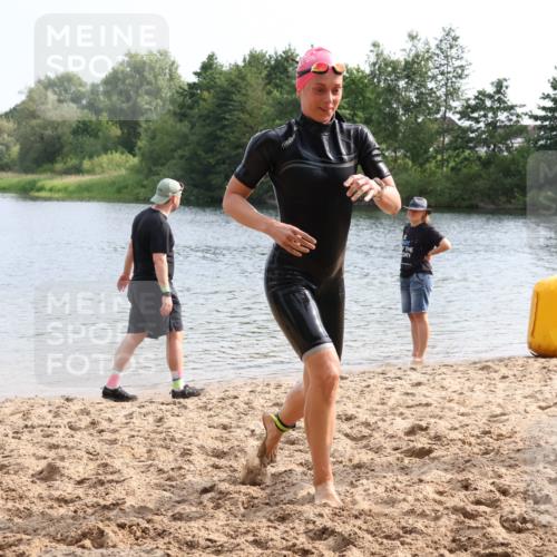 15.06.2025 - 27. Vierlanden-Triathlon Lena Gebhardt http://msf.ph/oto/8049151 15.06.2025 09:14:01 Schwimmen 198, 228 meine-sportfotos.de