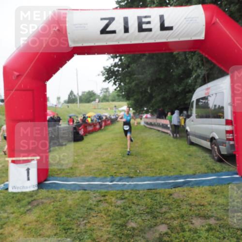 21.06.2025 - 27. Vierlanden-Triathlon MichiJ http://msf.ph/oto/8049152 15.06.2026 14:23:38 Ziel 1308 meine-sportfotos.de