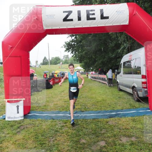 21.06.2025 - 27. Vierlanden-Triathlon MichiJ http://msf.ph/oto/8049173 15.06.2026 14:23:39 Ziel 1308 meine-sportfotos.de