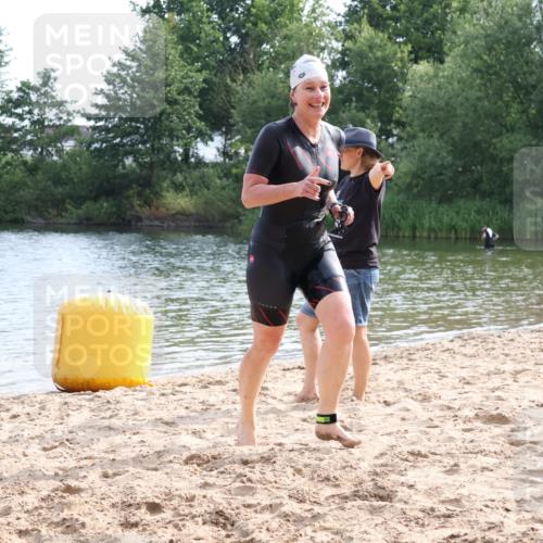 15.06.2025 - 27. Vierlanden-Triathlon Lena Gebhardt http://msf.ph/oto/8049180 15.06.2025 09:23:10 Schwimmen 252 meine-sportfotos.de