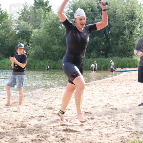 15.06.2025 - 27. Vierlanden-Triathlon Lena Gebhardt http://msf.ph/oto/8049184 15.06.2025 09:23:11 Schwimmen 252 meine-sportfotos.de