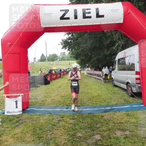 21.06.2025 - 27. Vierlanden-Triathlon MichiJ http://msf.ph/oto/8049195 15.06.2026 14:23:45 Ziel 1184, 1247, 1308 meine-sportfotos.de