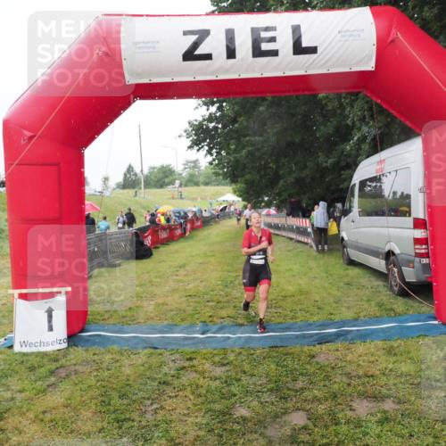 21.06.2025 - 27. Vierlanden-Triathlon MichiJ http://msf.ph/oto/8049219 15.06.2026 14:23:49 Ziel 1184, 1247 meine-sportfotos.de