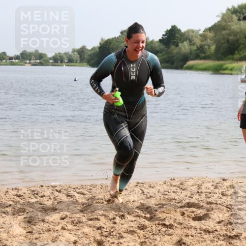 15.06.2025 - 27. Vierlanden-Triathlon Lena Gebhardt http://msf.ph/oto/8049233 15.06.2025 09:25:02 Schwimmen 207 meine-sportfotos.de