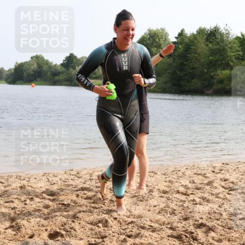 15.06.2025 - 27. Vierlanden-Triathlon Lena Gebhardt http://msf.ph/oto/8049236 15.06.2025 09:25:03 Schwimmen 207 meine-sportfotos.de