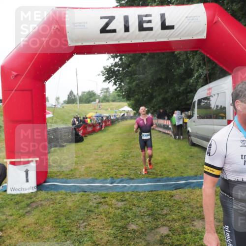 21.06.2025 - 27. Vierlanden-Triathlon MichiJ http://msf.ph/oto/8049250 15.06.2026 14:23:57 Ziel 1267, 1300 meine-sportfotos.de