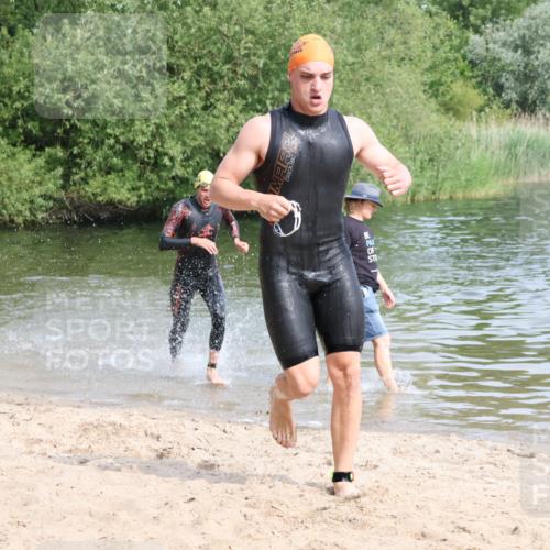 15.06.2025 - 27. Vierlanden-Triathlon Lena Gebhardt http://msf.ph/oto/8049286 15.06.2025 09:52:01 Schwimmen 282, 288, 292 meine-sportfotos.de